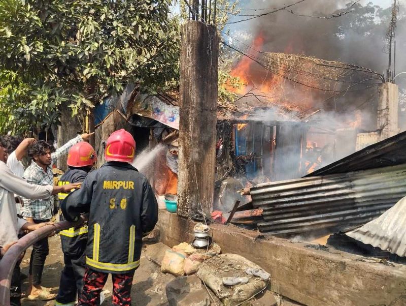 পাঁচ ইউনিটের চেষ্টায় ভাষানটেকে বিআরপি বস্তির আগুন নিয়ন্ত্রণে